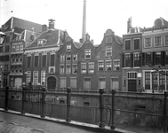 810562 Gezicht op de voorgevels van enkele huizen aan de Oudegracht Weerdzijde te Utrecht met links de Rijksmunt ...